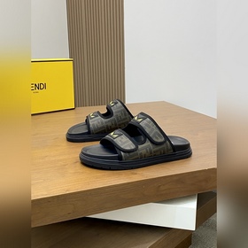 FENDI Флип-флопы и сандалии Fendi уже