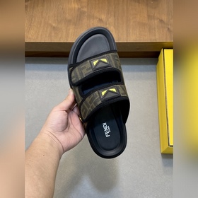 FENDI Флип-флопы и сандалии Fendi уже 