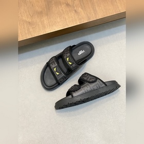 FENDI Флопсы и сандалии Fendi уже в пр