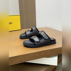 FENDI Флопсы и сандалии Fendi уже в пр