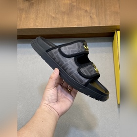 FENDI Флопсы и сандалии Fendi уже в пр