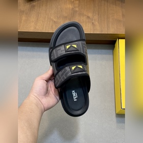 FENDI Флопсы и сандалии Fendi уже в пр
