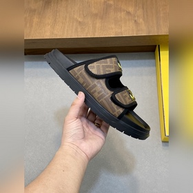 FENDI Флопсы и сандалии Fendi уже в пр