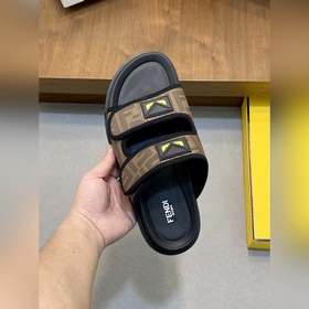 FENDI Флопсы и сандалии Fendi уже в пр