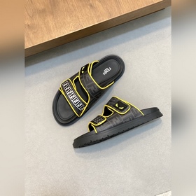 FENDI Флип-флопы и сандалии Fendi уже