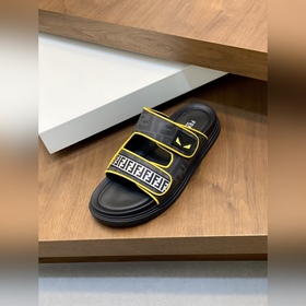 FENDI Флип-флопы и сандалии Fendi уже 