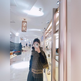 Самый популярный шарф Fendi в этом год