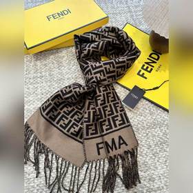 Самый популярный шарф Fendi в этом год