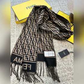 Самый популярный шарф Fendi в этом год