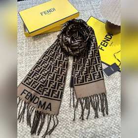 Самый популярный шарф Fendi в этом год