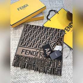 Самый популярный шарф Fendi в этом год