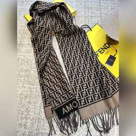 Самый популярный шарф Fendi в этом год