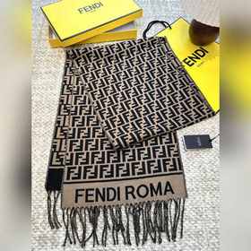 Самый популярный шарф Fendi в этом год