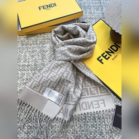 Самый популярный шарф Fendi в этом год