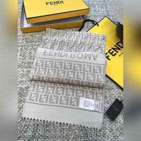 Самый популярный шарф Fendi в этом год