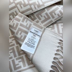 Самый популярный шарф Fendi в этом год
