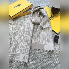 Самый популярный шарф Fendi в этом год