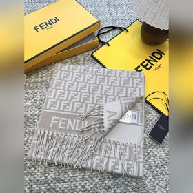 Самый популярный шарф Fendi в этом год