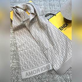 Самый популярный шарф Fendi в этом год