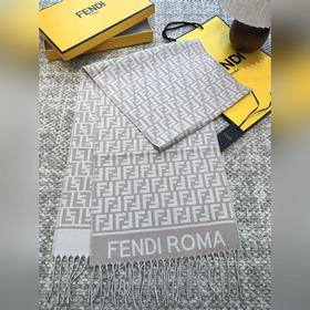 Самый популярный шарф Fendi в этом год