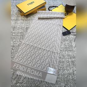 Самый популярный шарф Fendi в этом год