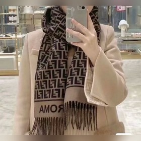 Самый популярный шарф Fendi в этом год