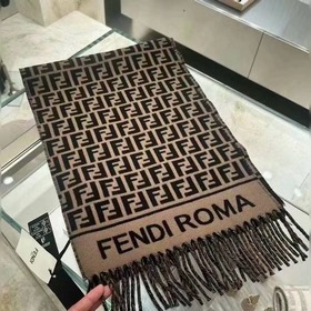 Самый популярный шарф Fendi в этом год