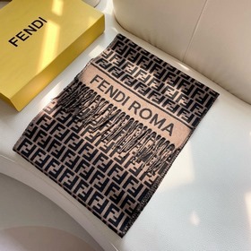 Самый популярный шарф Fendi в этом год