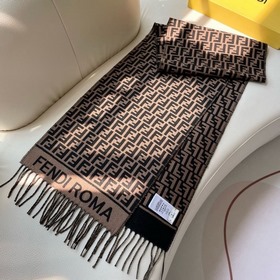 Самый популярный шарф Fendi в этом год