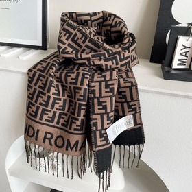 Самый популярный шарф Fendi в этом год