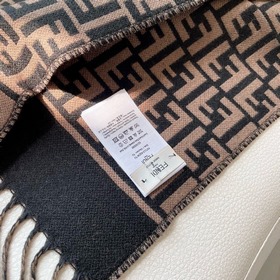 Самый популярный шарф Fendi в этом год