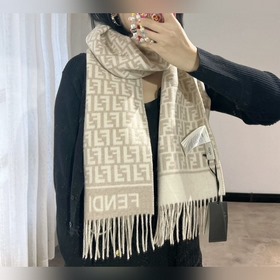 Самый популярный шарф Fendi в этом год