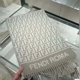 Самый популярный шарф Fendi в этом год