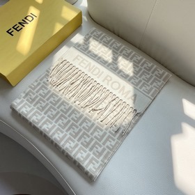 Самый популярный шарф Fendi в этом год