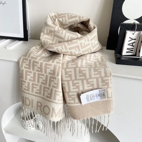 Самый популярный шарф Fendi в этом год