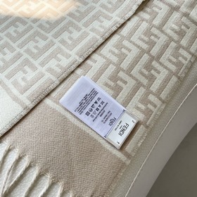Самый популярный шарф Fendi в этом год