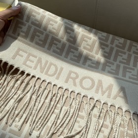 Самый популярный шарф Fendi в этом год