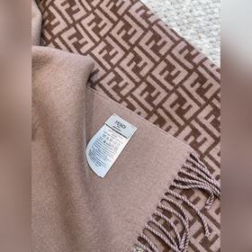 Новинка： самый популярный шарф Fendi э
