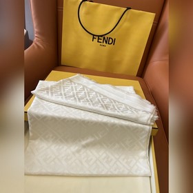 Fendi New [Шарф-шаль из шелка с жакк