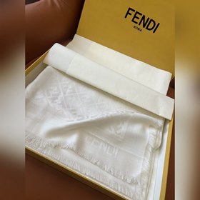Fendi New [Шарф-шаль из шелка с жакк