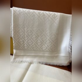 Fendi New [Шарф-шаль из шелка с жакк