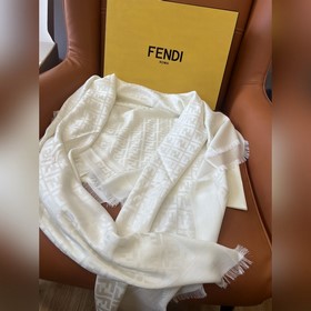 Fendi New [Шарф-шаль из шелка с жакк