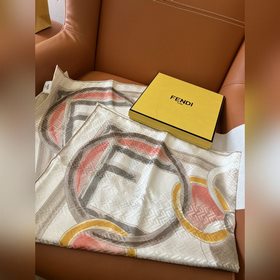 FENDI никогда не разочаровывает; узор 