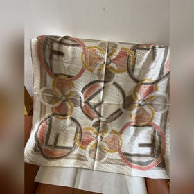 FENDI никогда не разочаровывает; узор 