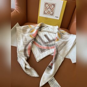 FENDI никогда не разочаровывает; узор 