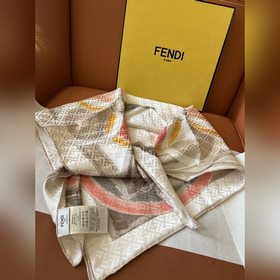 FENDI никогда не разочаровывает; узор 