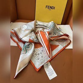 Квадратный шарф Fendi изготовлен из ше