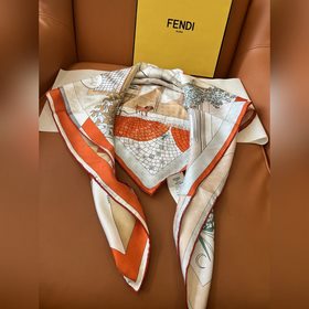 Квадратный шарф Fendi изготовлен из ше