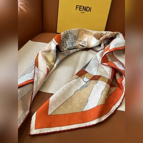 Квадратный шарф Fendi изготовлен из ше