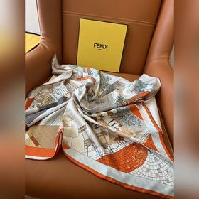 Квадратный шарф Fendi изготовлен из ше